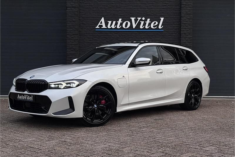 Wit Gebruikt 2024 BMW 330e M Sport Stationwagen | € 51.945 (Eerlijke prijs) - Afbeelding 1/4