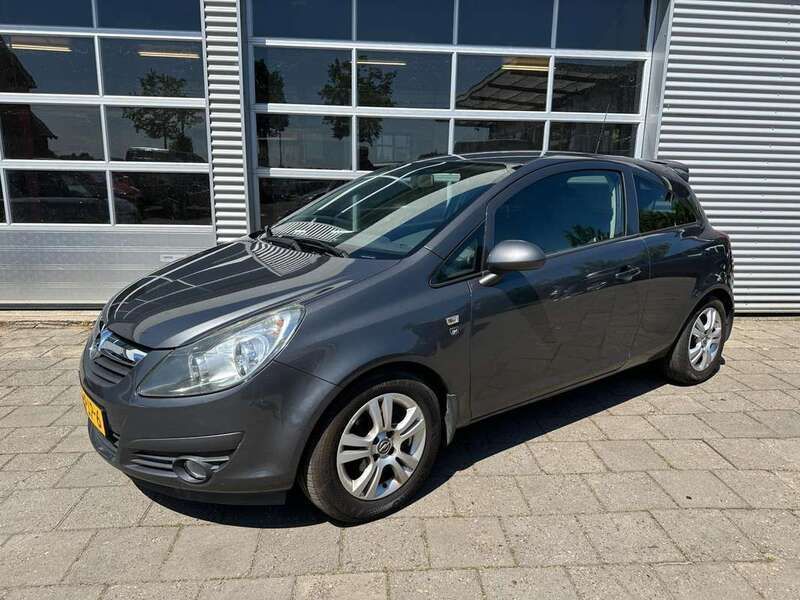 Grijs, metallic lak Gebruikt 2011 Opel Corsa Edition Hatchback | € 2.499 (Duur) - Afbeelding 1/4