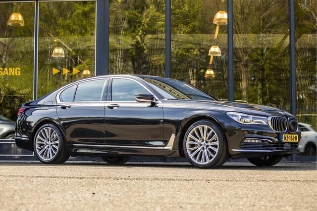 Zwart, metallic lak Gebruikt 2016 BMW 740 Executive Sedan | € 29.950 (Eerlijke prijs) - Afbeelding 1/4