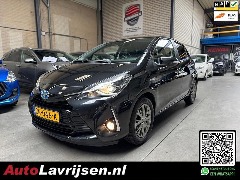 Zwart (metallic) Gebruikt 2019 Toyota Yaris Hybrid Hatchback | € 16.350 (Eerlijke prijs) - Afbeelding 1/4