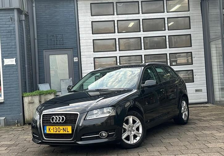 Zwart Occasion 2012 Audi A3 Ambition Hatchback | € 5.395 (Eerlijke prijs) - Afbeelding 1/4