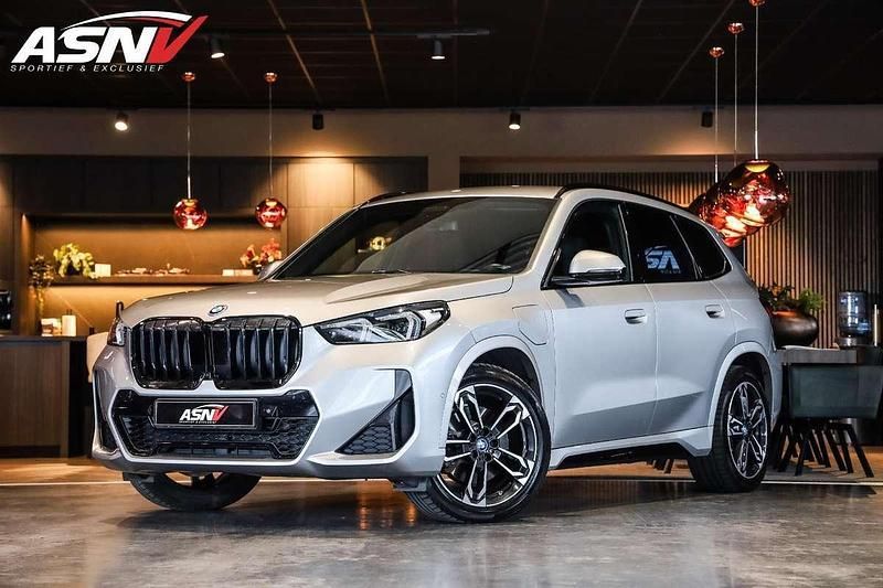 Grijs, metallic lak Gebruikt 2023 BMW X1 Comfort Edition SUV | € 43.945 (Super prijs) - Afbeelding 1/4