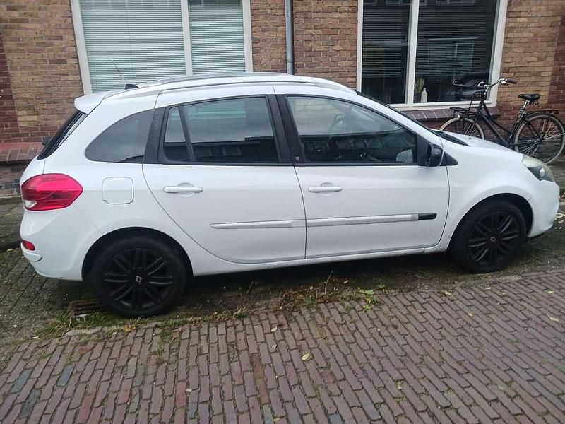 Wit Gebruikt 2010 Renault Clio GrandTour Collection Stationwagen | € 3.100 (Iets duurder) - Afbeelding 1/4