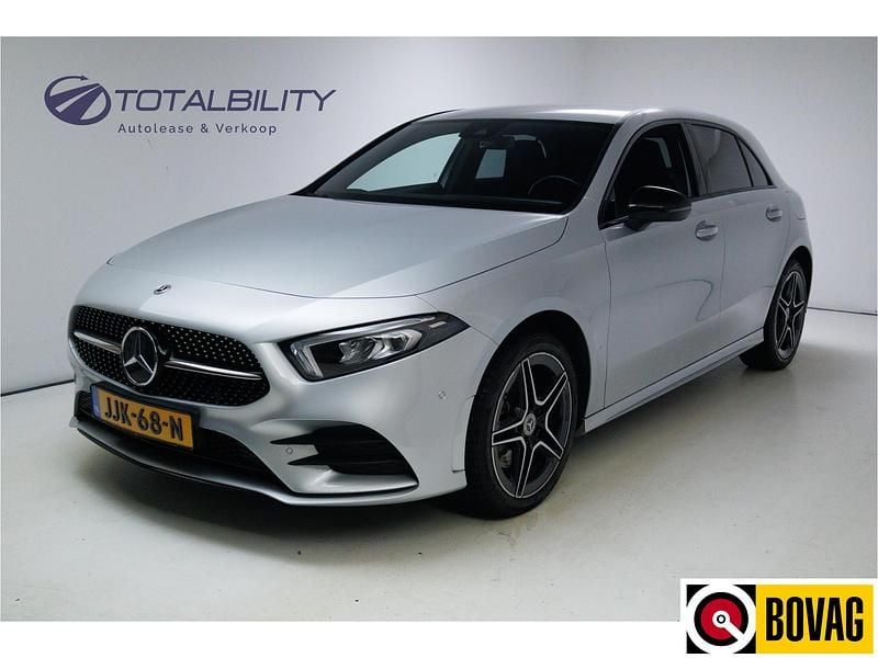 Grijs (metallic) Gebruikt 2023 Mercedes A250 AMG line Hatchback | € 31.450 (Eerlijke prijs) - Afbeelding 1/4