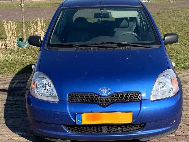Blauw Gebruikt 2002 Toyota Yaris Hatchback | € 800 (Goede deal) - Afbeelding 1/4