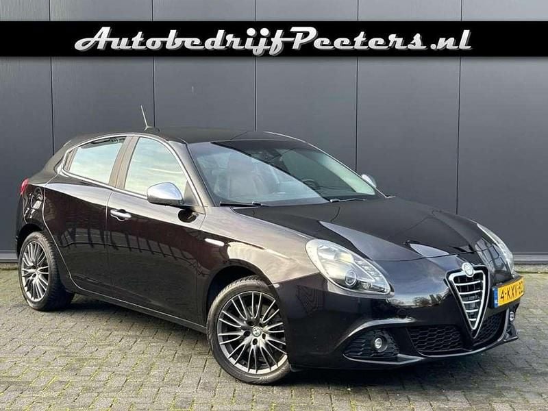 Zwart (metallic) Gebruikt 2013 Alfa Romeo Giulietta Hatchback | € 9.450 (Eerlijke prijs) - Afbeelding 1/4