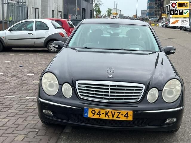 Zwart Gebruikt 2005 Mercedes E200 Classic Sedan | € 4.000 (Goede deal) - Afbeelding 1/4
