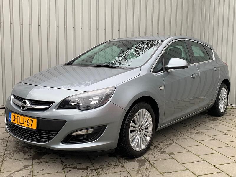 Grijs Occasion 2014 Opel Astra Design Edition Hatchback | € 6.945 (Eerlijke prijs) - Afbeelding 1/4