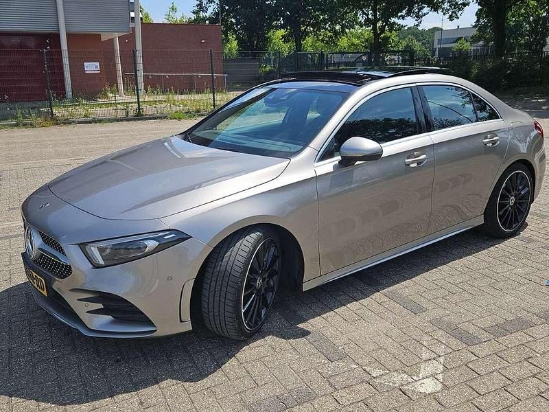 Grijs Gebruikt 2020 Mercedes A200 Premium Plus Sedan | € 28.995 (Iets duurder) - Afbeelding 1/4