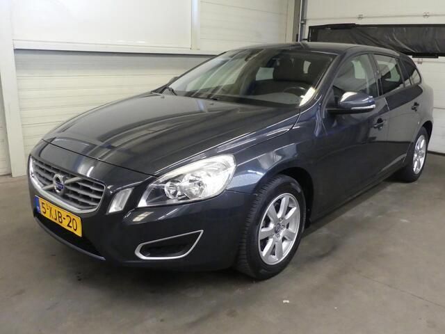 Grijs Gebruikt 2013 Volvo V60 Kinetic Stationwagen | € 7.945 (Eerlijke prijs) - Afbeelding 1/4