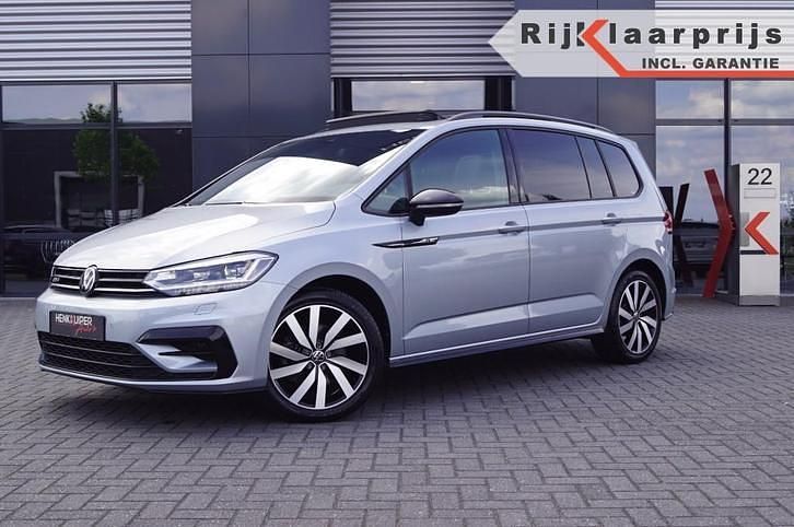 Zilver Gebruikt 2024 VW Touran R-line MPV | € 48.450 - Afbeelding 1/4