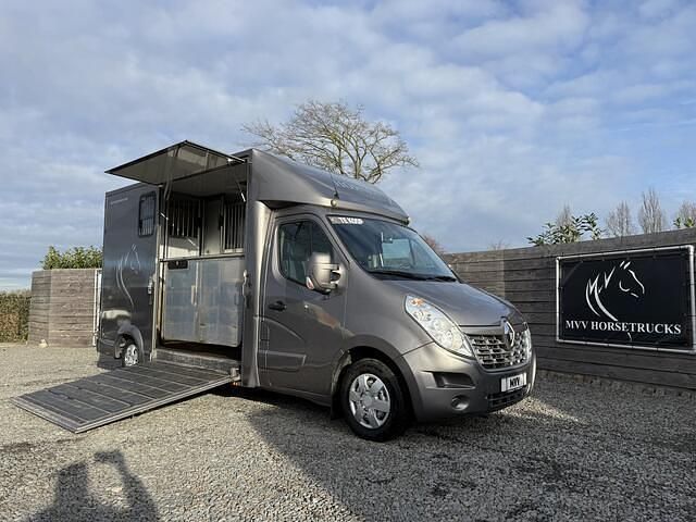 Bruin Occasion 2019 Renault Master Van | € 39.995 - Afbeelding 1/3