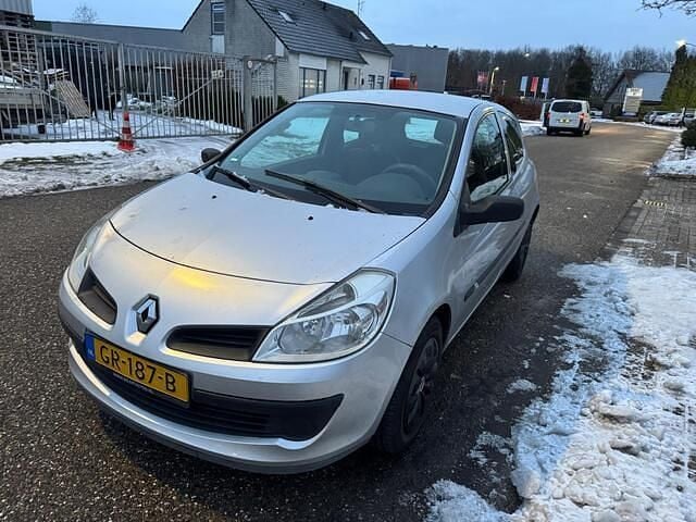 Grijs Occasion 2006 Renault Clio II Authentique Hatchback | € 799 (Goede deal) - Afbeelding 1/4