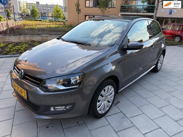 Grijs Gebruikt 2012 VW Polo Comfortline Hatchback | € 3.499 (Goede deal) - Afbeelding 1/4