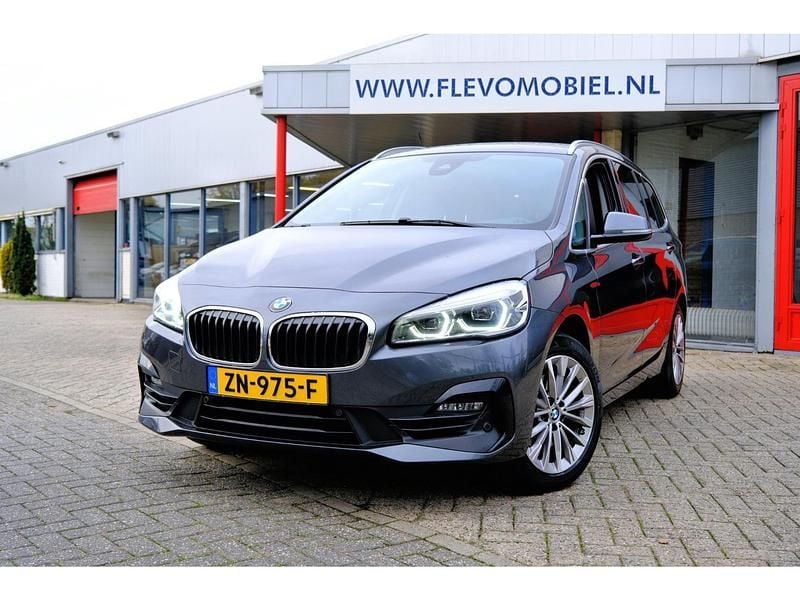 Grijs Gebruikt 2019 BMW 218 Executive Stationwagen | € 20.950 (Eerlijke prijs) - Afbeelding 1/4