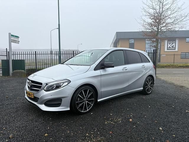 Grijs (metallic) Gebruikt 2018 Mercedes B180 Urban MPV | € 14.895 (Goede deal) - Afbeelding 1/4