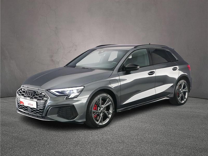 Daytonagrijs pareleffect Gebruikt 2024 Audi A3 Sportback e-tron Competition Sedan | € 42.900 (Eerlijke prijs) - Afbeelding 1/4