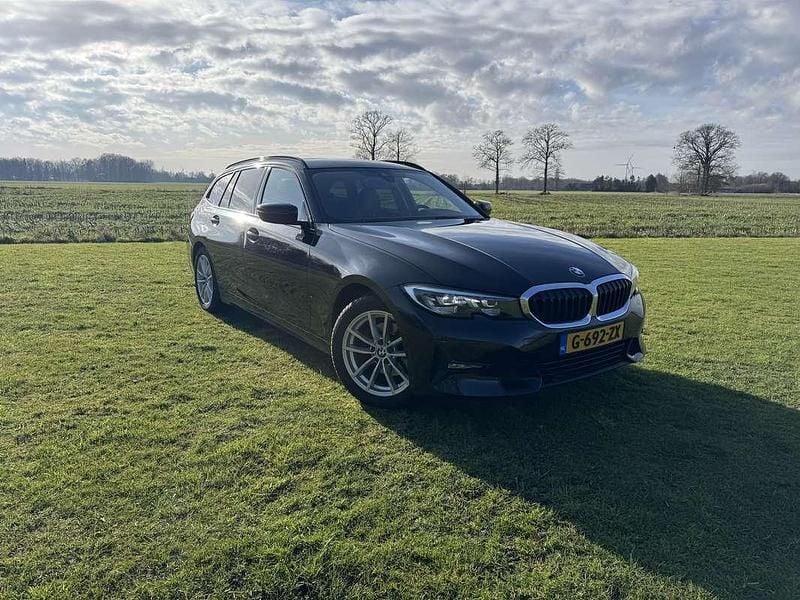 Zwart Occasion 2020 BMW 320 Executive Stationwagen | € 18.300 (Super prijs) - Afbeelding 1/4