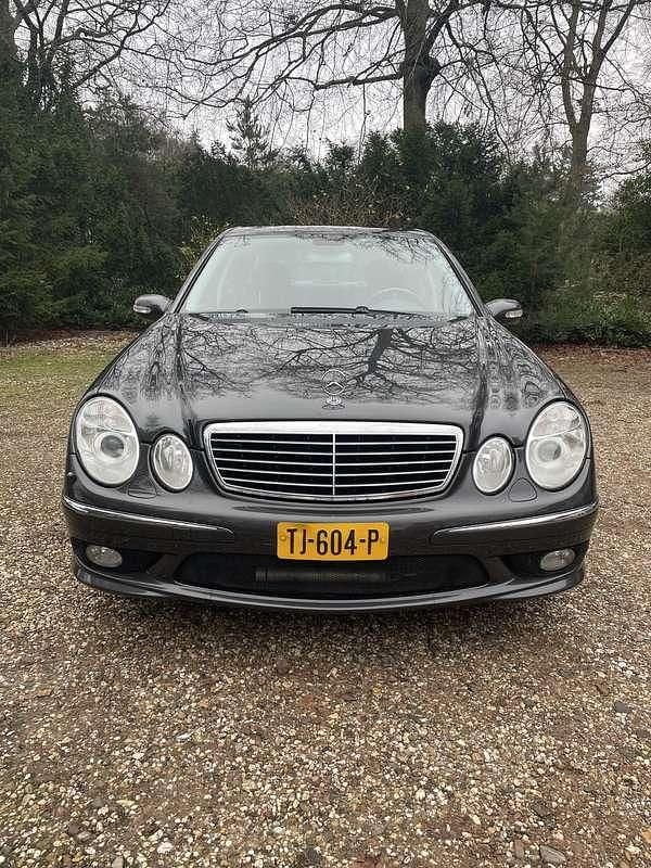 Grijs Occasion 2002 Mercedes E500 Elegance Sedan | € 9.995 (Eerlijke prijs) - Afbeelding 1/4