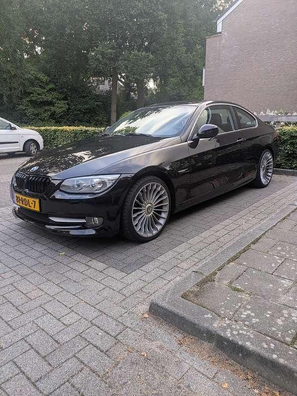 Zwart Gebruikt 2011 BMW 320 Coupé | € 11.000 (Eerlijke prijs) - Afbeelding 1/4