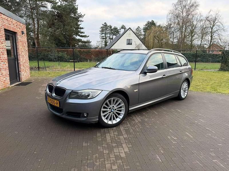 Grijs Occasion 2009 BMW 318 Stationwagen | € 4.200 (Goede deal) - Afbeelding 1/4