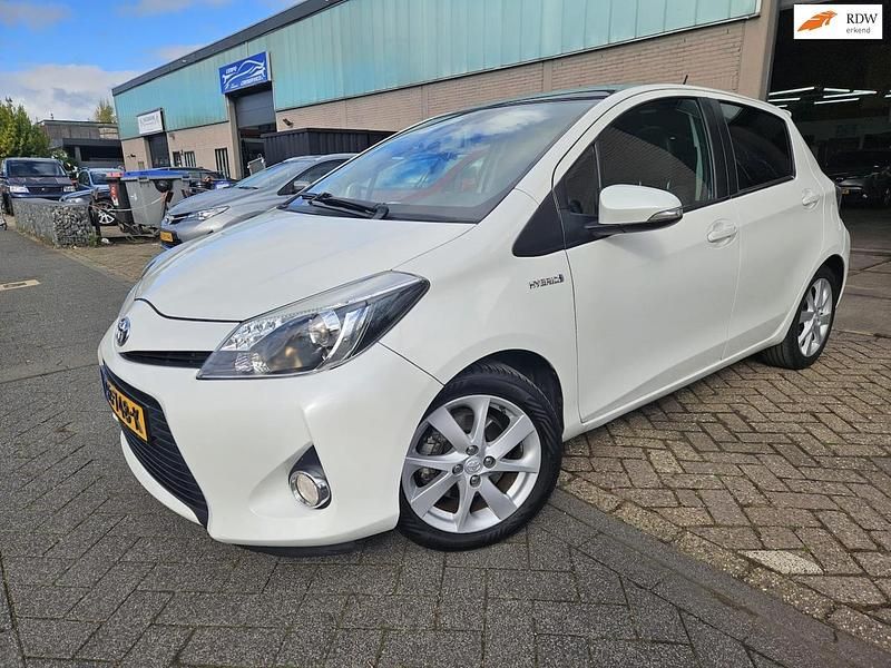 Wit (metallic) Gebruikt 2013 Toyota Yaris Hybrid Hatchback | € 11.650 (Eerlijke prijs) - Afbeelding 1/4
