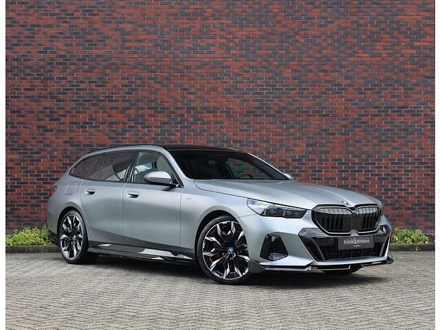 Grijs Gebruikt 2025 BMW 530e M Performance Stationwagen | € 86.950 - Afbeelding 1/4