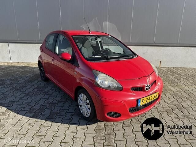 Rood Occasion 2010 Toyota Aygo Hatchback | € 2.995 (Goede deal) - Afbeelding 1/4