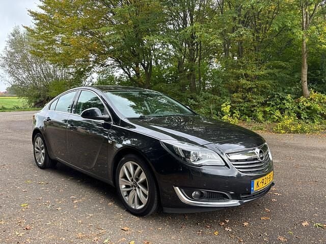 Zwart Gebruikt 2014 Opel Insignia Cosmo Hatchback | € 8.950 (Eerlijke prijs) - Afbeelding 1/4