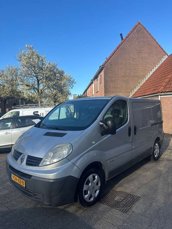 Grijs Gebruikt 2011 Renault Trafic Van | € 7.000 (Duur) - Afbeelding 1/4