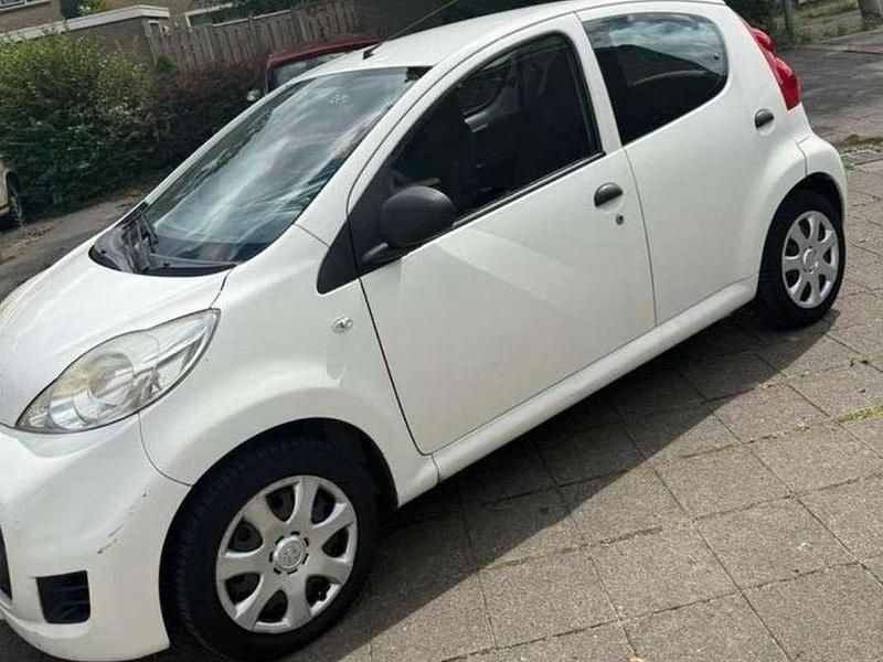 Wit Gebruikt 2011 Peugeot 107 Hatchback | € 2.200 - Afbeelding 1/4