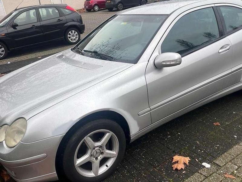 Zilver Gebruikt 2001 Mercedes CLK200 Coupé | € 2.000 (Eerlijke prijs) - Afbeelding 1/4