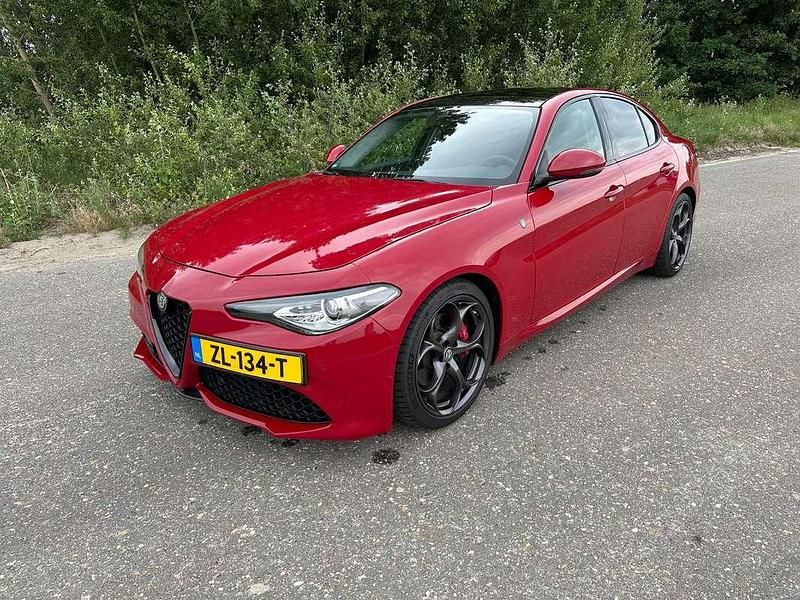Rood Gebruikt 2018 Alfa Romeo Giulia Veloce Sedan | € 32.500 (Eerlijke prijs) - Afbeelding 1/4