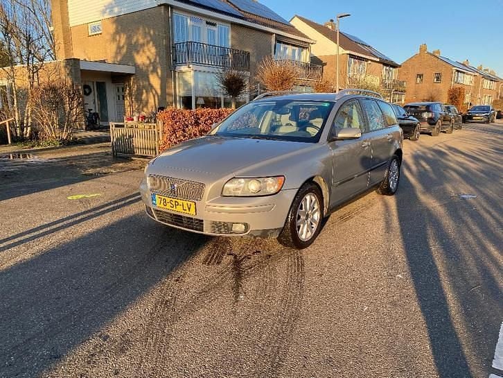 Beige Occasion 2006 Volvo V50 Stationwagen | € 1.999 (Eerlijke prijs) - Afbeelding 1/4