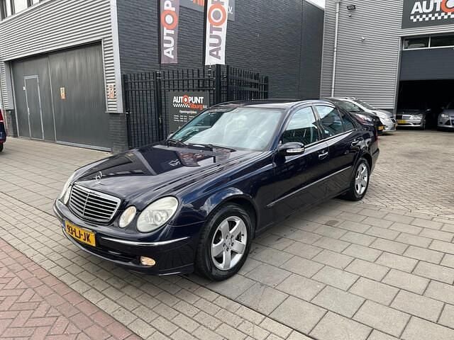 Blauw Gebruikt 2003 Mercedes E240 Avantgarde Sedan | € 4.499 (Eerlijke prijs) - Afbeelding 1/4