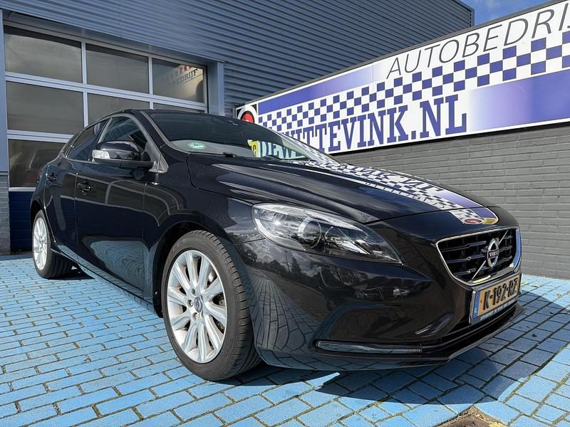 Zwart Gebruikt 2014 Volvo V40 Stationwagen | € 13.950 (Iets duurder) - Afbeelding 1/4
