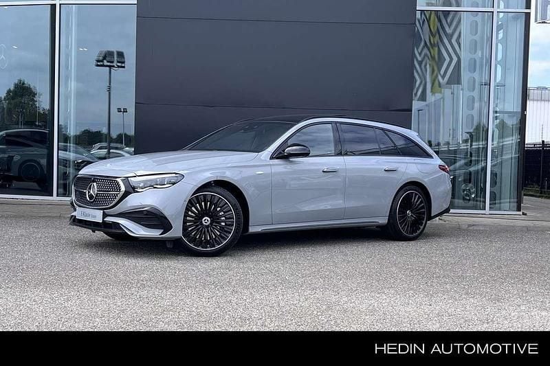 Grijs, metallic lak Nieuw 2025 Mercedes E300 Sport Edition Stationwagen | € 98.550 - Afbeelding 1/4