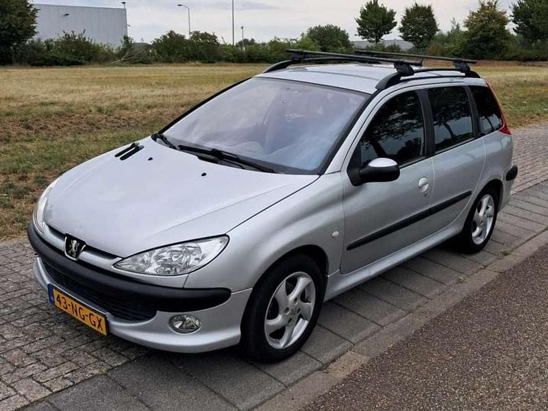 Zilver Gebruikt 2003 Peugeot 206 Stationwagen | € 1.650 (Eerlijke prijs) - Afbeelding 1/4