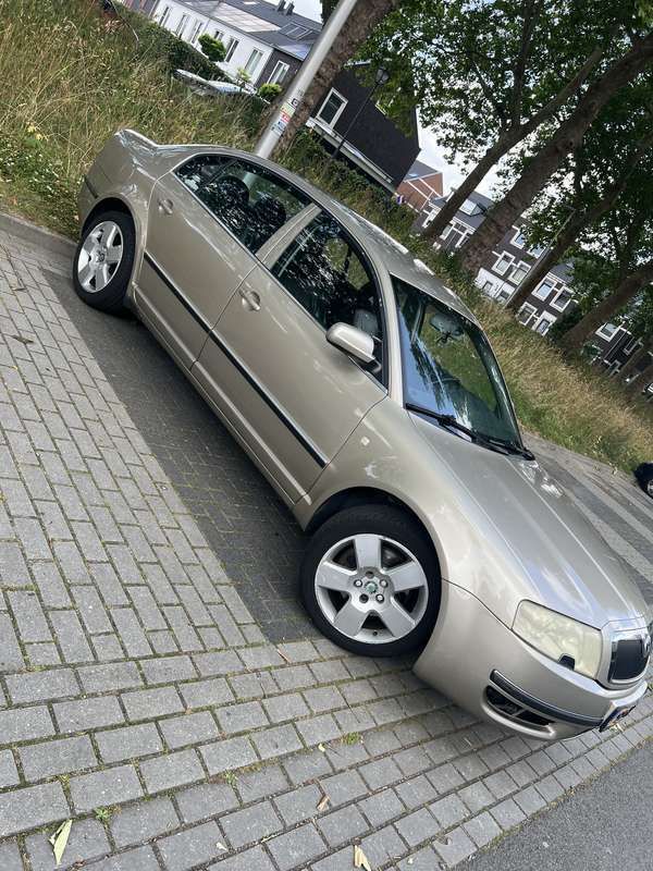 Beige Gebruikt 2004 Skoda Superb Elegance Sedan | € 3.000 - Afbeelding 1/4