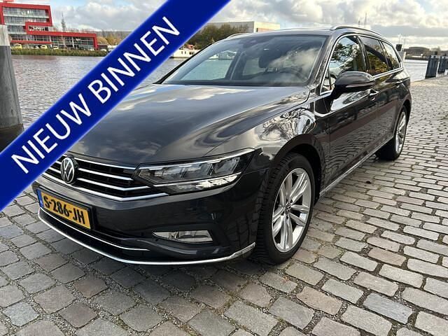 Grijs Occasion 2022 VW Passat Business+ Stationwagen | € 21.450 (Goede deal) - Afbeelding 1/4