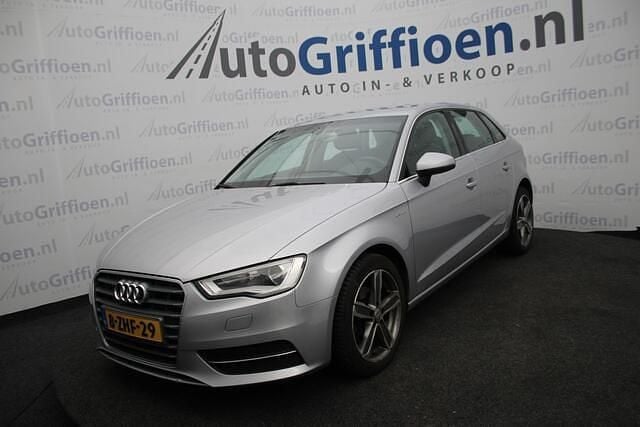 Grijs (metallic) Occasion 2014 Audi A3 Sportback g-tron Attraction Hatchback | € 8.790 (Goede deal) - Afbeelding 1/4