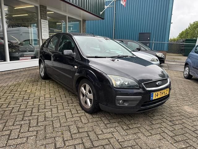 Zwart Gebruikt 2006 Ford Focus Futura Hatchback | € 700 (Goede deal) - Afbeelding 1/4
