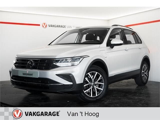 Grijs, metallic lak Gebruikt 2022 VW Tiguan Business+ SUV | € 27.944 - Afbeelding 1/4