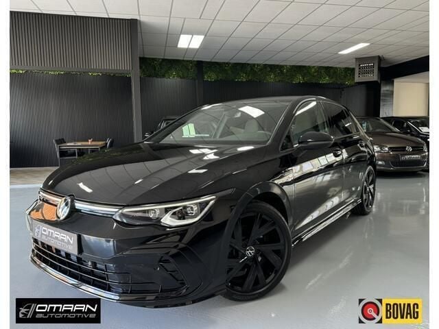 Zwart, metallic lak Gebruikt 2024 VW Golf VIII R-line Hatchback | € 32.990 (Super prijs) - Afbeelding 1/4