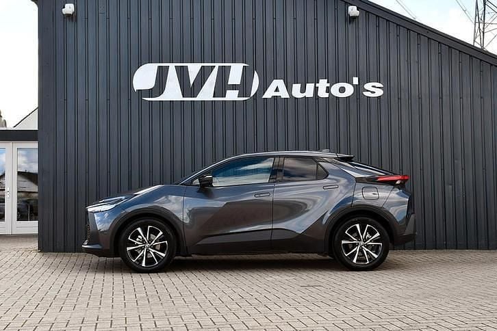 Grijs Occasion 2025 Toyota C-HR SUV | € 29.850 (Super prijs) - Afbeelding 1/2