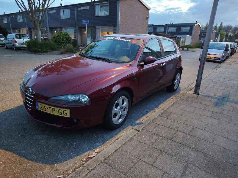 Rood Gebruikt 2007 Alfa Romeo 147 Progression Hatchback | € 1.500 (Eerlijke prijs) - Afbeelding 1/4