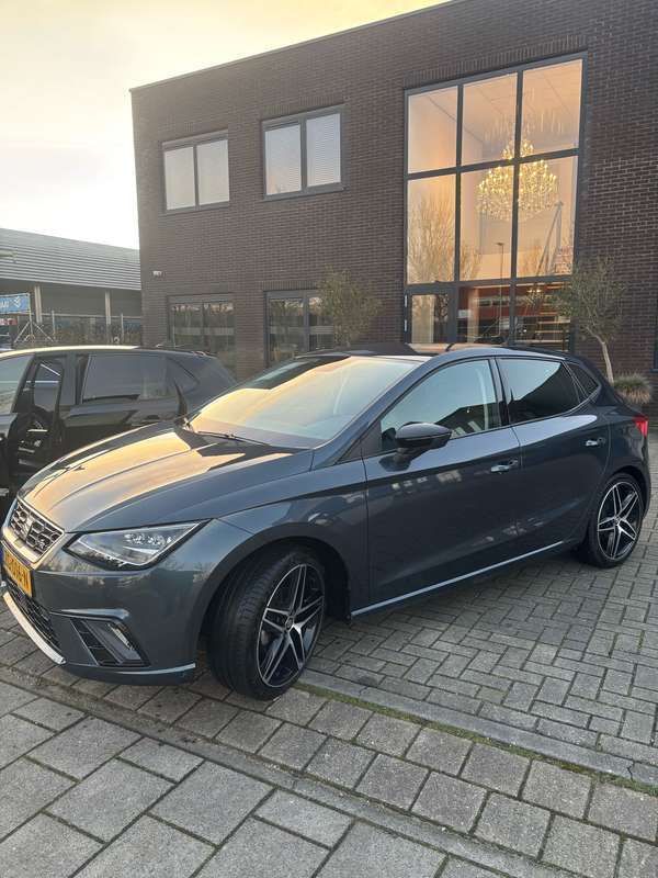 Grijs Gebruikt 2019 Seat Ibiza FR Hatchback | € 13.500 (Duur) - Afbeelding 1/4