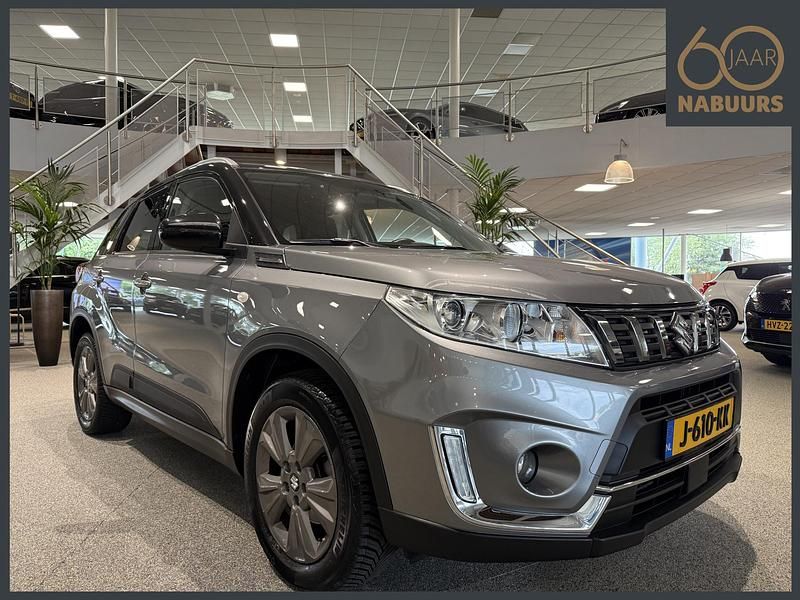 Grijs Gebruikt 2020 Suzuki Vitara SUV | € 19.450 (Goede deal) - Afbeelding 1/4