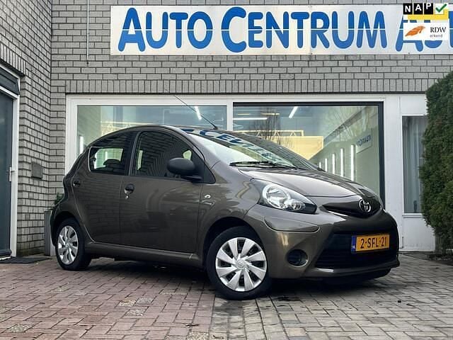 Bruin (metallic) Gebruikt 2013 Toyota Aygo Cool Hatchback | € 3.949 (Eerlijke prijs) - Afbeelding 1/4