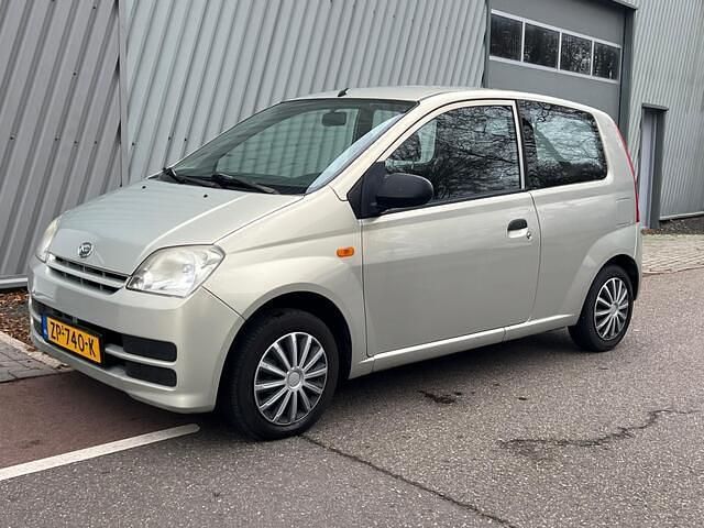 Geel Occasion 2007 Daihatsu Cuore Hatchback | € 990 (Goede deal) - Afbeelding 1/4